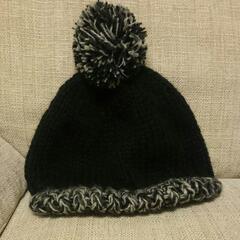 ボンボン付ニット帽子の画像