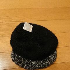 ボンボン付ニット帽子の画像