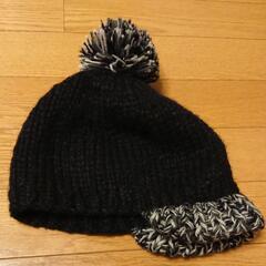ボンボン付ニット帽子の画像