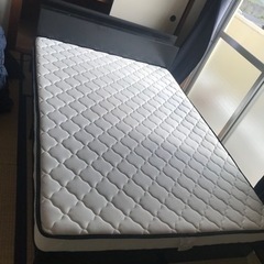 使用歴浅いダブルベッド　マットレス付き