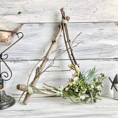 お買い得！　シャビーな三角リースとコキアスワッグの画像