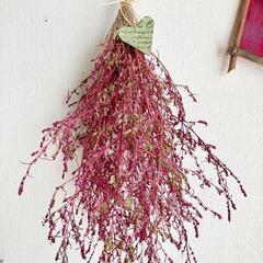 お買い得！　シャビーな三角リースとコキアスワッグの画像