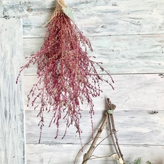 お買い得！　シャビーな三角リースとコキアスワッグの画像