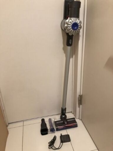 ダイソン dyson DC62 バッテリーほぼ新品 掃除機 コードレスクリーナー コンビネーションノズル、ACアダプタ付き