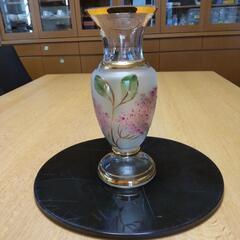 投稿番号 587 花の模様のガラスの花瓶