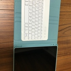 初期化　ほぼ未使用　Apple iPad　パソコン代わりに 如何ですか？　キーボードとカバーも付いてます。の画像