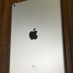 初期化　ほぼ未使用　Apple iPad　パソコン代わりに 如何ですか？　キーボードとカバーも付いてます。の画像