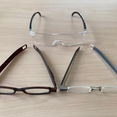 電卓・ペン型老眼・ルーペメガネ・メガネ立てケースセット無料の画像