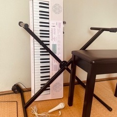 CASIOキーボード　YAMAHAの椅子とスタンド付きの画像