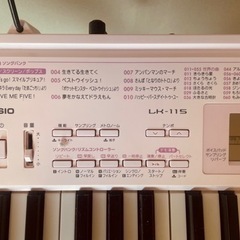 CASIOキーボード　スタンドとYAMAHAの椅子付きの画像