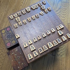 【将棋駒・将棋盤】彫り駒　彫駒2セット＋将棋盤（年代物）玉舟書　栄松作　大王作