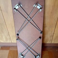 一人用の折りたたみ長テーブルの画像