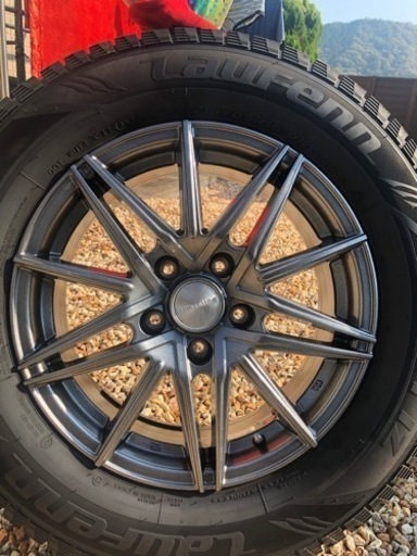 スタッドレスタイヤ　215/65R16