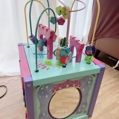 木製玩具5面全てに楽しいおもちゃ     1歳半〜の画像