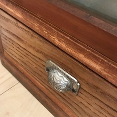 アンティーク 引き出し付きガラス戸棚の画像