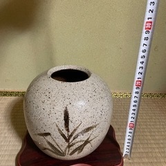 信楽焼きの芦絵花瓶。丸い壺、花器、花生けの画像