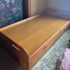 木製のシングルベッド