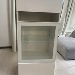 ガラスの収納棚