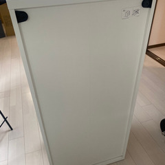 ガラスの収納棚の画像