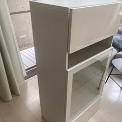 ガラスの収納棚の画像