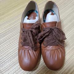 ヒール有りのローファータイプの靴