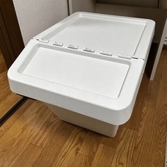 IKEAプラスチックケース蓋付き