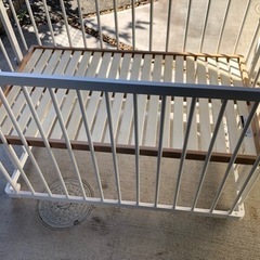 farska(ファルスカ) ベッドサイドベッド、ベビーベッド美品！東京都内手渡しの画像