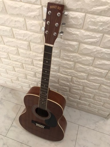 ほぼ新品のハニービー・マホガニートップのアコースティックギター