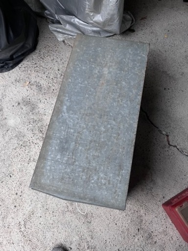 金属製の収納箱と手ざけボックス