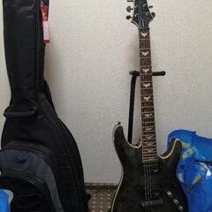 カバー付きのエレキギターとベース