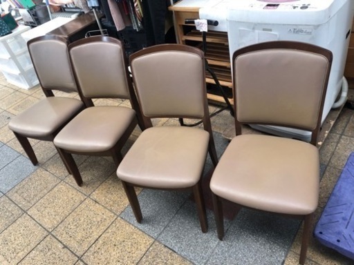 ダイニングテーブル四つセット　革張り