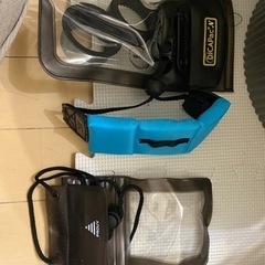 防水スマホケースと防水カメラケースアームレスト付き