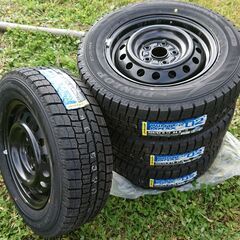 真新しいダンロップ ウィンター マックス 02。タイヤ 205/65R15 は、トヨタ 15 インチ スチール ホイールに取り付けられています。