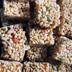 韓国伝統菓子「カンジョン」とお茶の画像