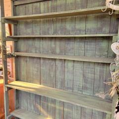 お洒落な木の飾り棚の画像