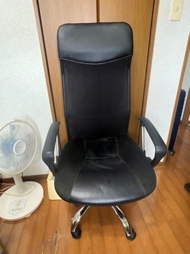 テレワークに最適！黒いメッシュのオフィス用パソコンチェア