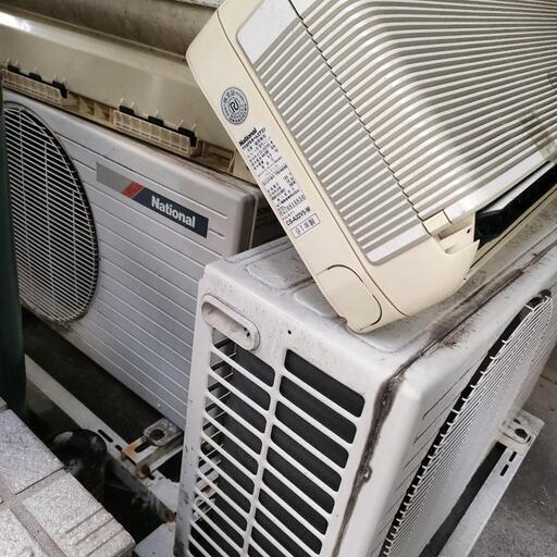 古いナショナルエアコン二台と室外機二台