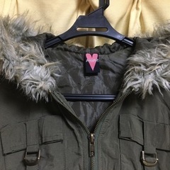 ANAP カーキのフード付きジップアップクロップド丈ブルゾン　サイズS〜Mの画像