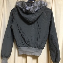 ANAP カーキのフード付きジップアップクロップド丈ブルゾン　サイズS〜Mの画像