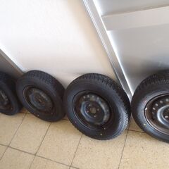 新品未使用　１４５／８０　Ｒ１３　スタッドレスタイヤと中古スチー...
