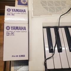 YAMAHA ヤマハ 電子キーボード タッチレスポンス 光る鍵盤 EZ-J210 61鍵盤 ポータブルキーボード ホワイト オレンジ

の画像