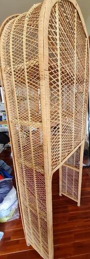 籐のキャビネット。 猫屋敷。 身長185cm。 幅68センチ。 奥行き31cm。