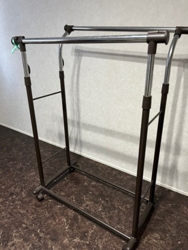 引っ越しのためハンガーラックを譲ります。