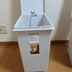 ニトリのゴミ箱 ペダルペール  30L