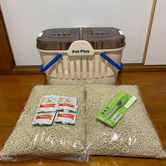 ペットキャリー、猫砂8L×2袋、爪とぎ、フード付き