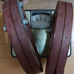【本日…多分夕方位まで限定１万円！】ドタキャン所か未読スルー！仕舞うのも面倒で車が重いので投げ売り！     写真2枚目バーベル約75㎏、1枚目ダンベル約15㎏、3枚目リング約12.5kg、リングとダンベルの重りも動員してバーベルMAX約100㎏！3000円以上ご購入先着一名様にワンダーコアをお付けしております！ の画像