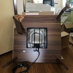 片足がちぎれ掛かっているコタツ
