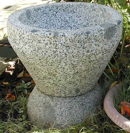 餅つき用石臼と杵