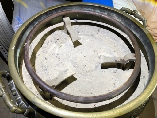 【大正レトロ】金属製火鉢　ひばち　アンティーク　骨董品　便利な五徳付き　この価格は3月末まで！