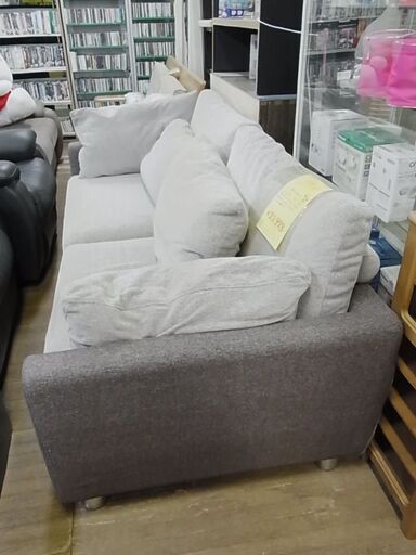 セール中につき、通常特価21,978円より5,000円引きの16,978円!　3人用布張りソファ　3人掛ソファ　脚付き　リビングソファ